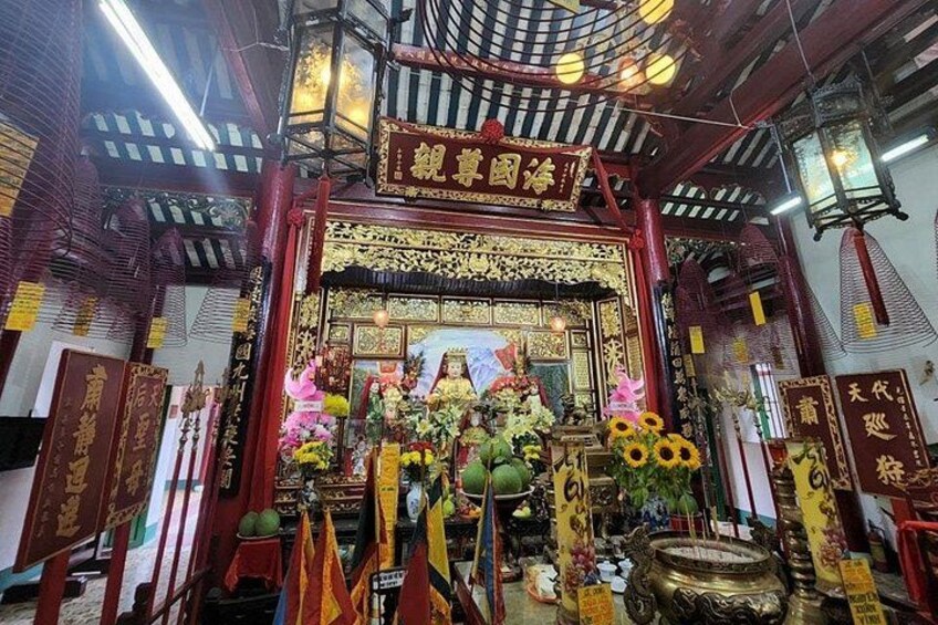 L’intérieur d’un temple chinois traditionnel, caractérisé par une décoration riche et élaborée, un autel central et divers objets rituels. 3