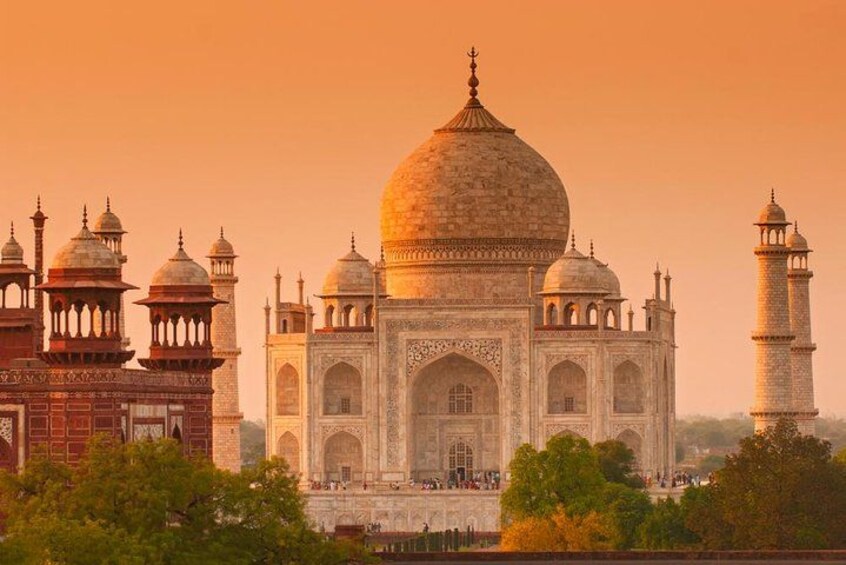 Il Taj Mahal con le sue quattro minareti, una grande cupola centrale e un giardino circostante. 1