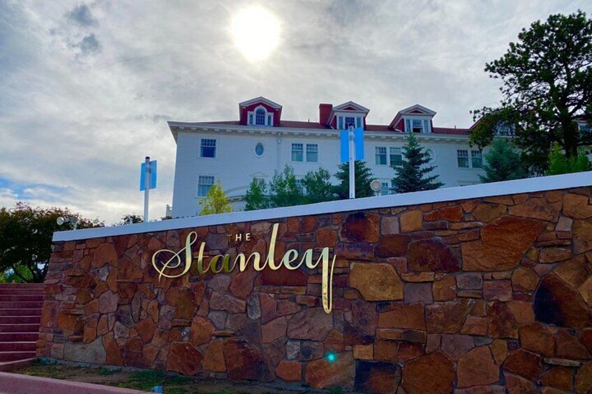 Un muro de piedra con la inscripción 'The Stanley'. 3