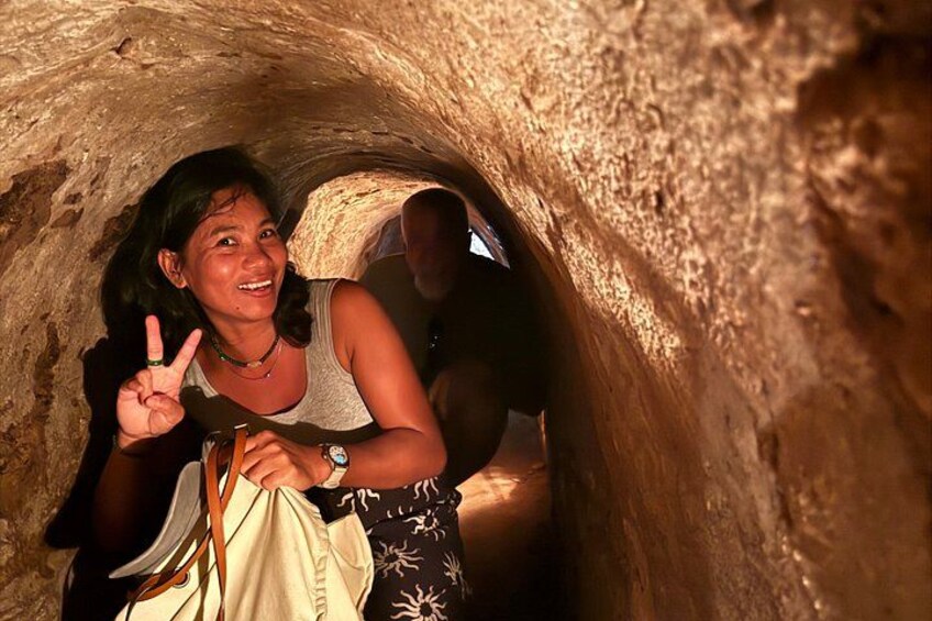 Una persona dentro de una cueva, con sombrero y una fuente de luz. 2