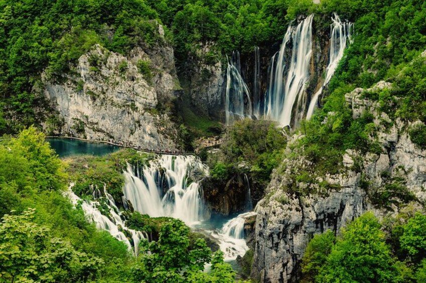 Une cascade à plusieurs niveaux, entourée d’une forêt verdoyante et luxuriante. 1