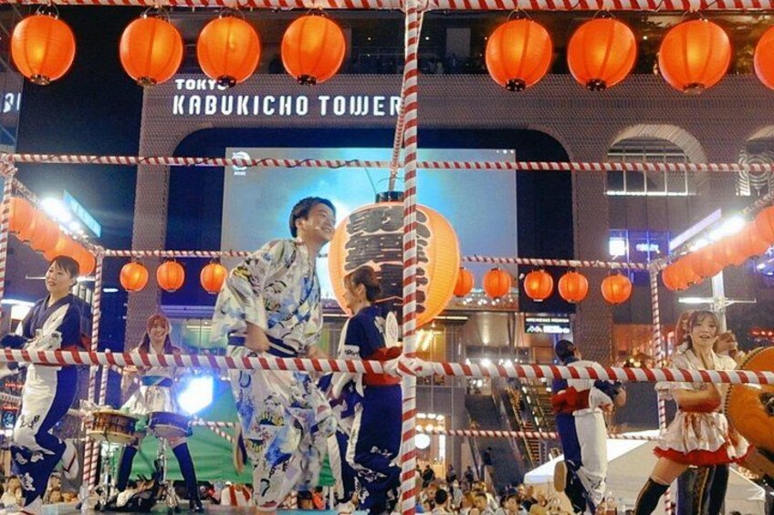 Torre Kabukicho con artistas vestidos con atuendo tradicional. 4
