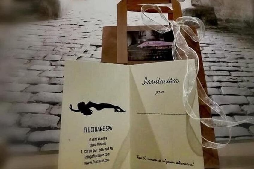 Een brochure voor FLUCTUARE SPA met contactgegevens en een silhouet van een persoon. 1