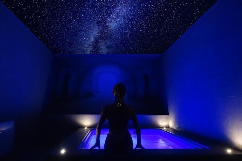 Floating sessions under the stars in private spas 1