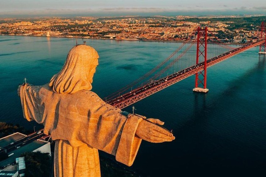 Una estatua que domina un puente y el agua. 5