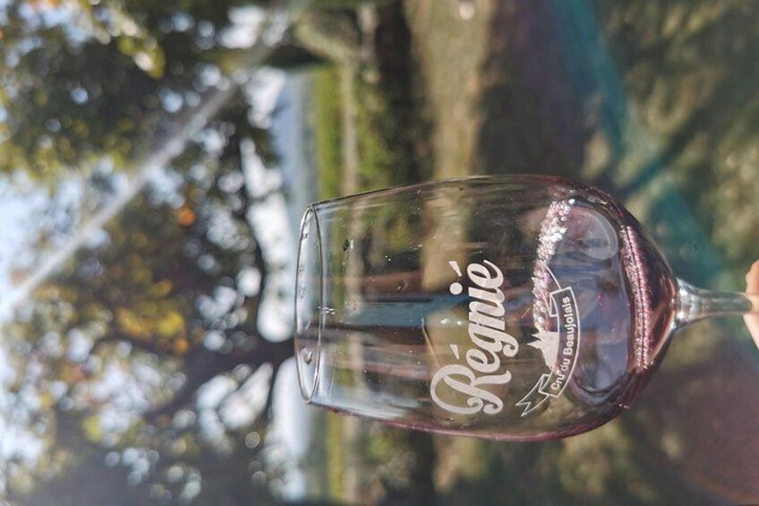Un verre transparent portant l’inscription « Regnie », tenu par une personne. 3