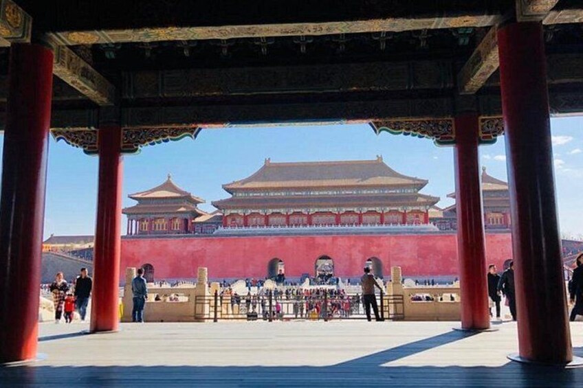 Una estructura arquitectónica tradicional china con paredes rojas y varios niveles. 2