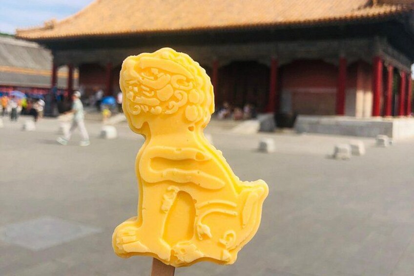 Un helado con forma de león frente a un edificio tradicional. 5