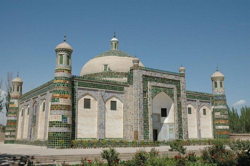 A mosque with a large central dome and four minarets, surrounded by a tiled courtyard. 1