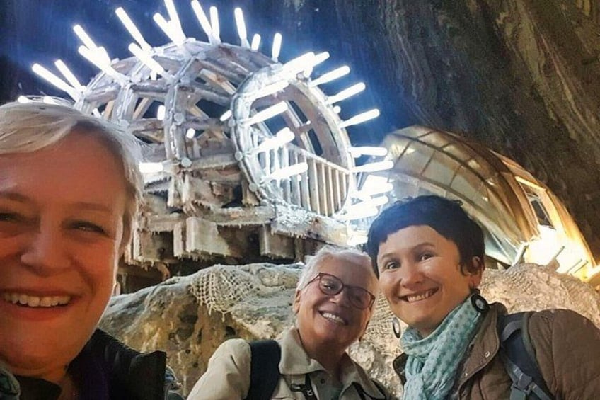 Una gran estructura de noria iluminada dentro de una cueva. 3