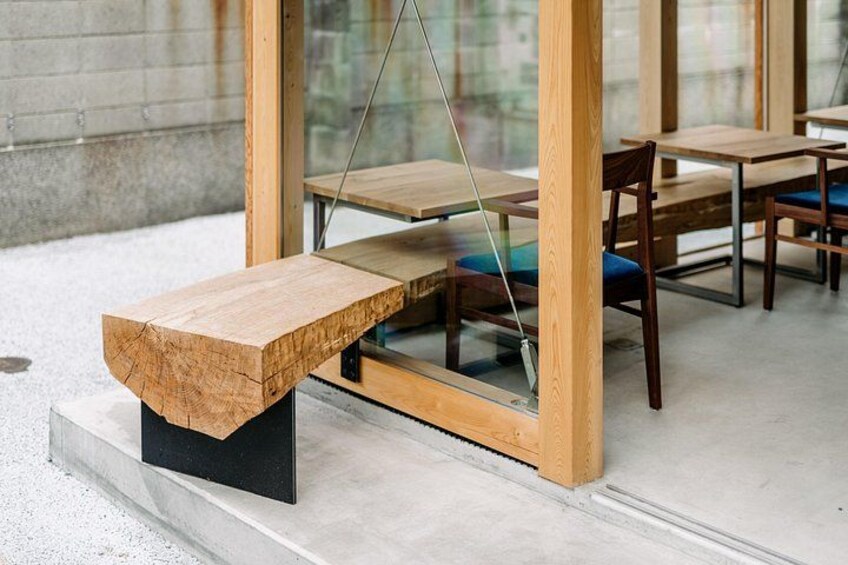 A piece of living art. Our commissioned bench, crafted from a single tree, seamlessly connects our interior with the outside world. 3