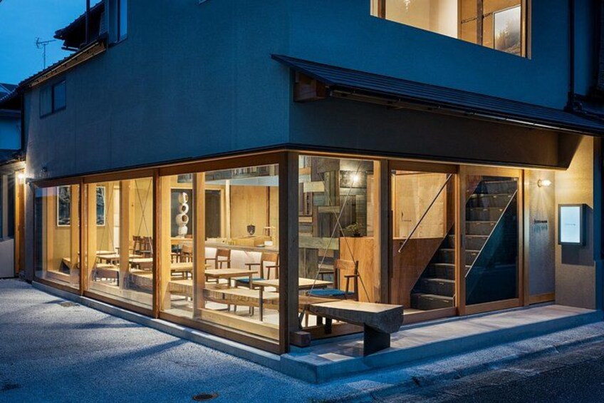 Une maison moderne dotée de grandes baies vitrées, d’un escalier et de mobilier d’extérieur. 4