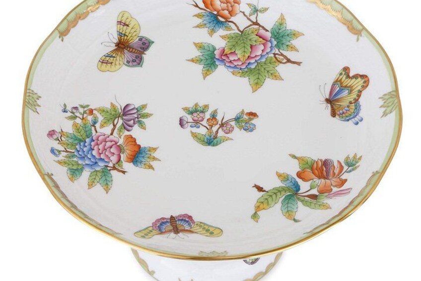 Ein weißer Teller mit goldener Kante, verziert mit bunten Blumenmustern und Schmetterlingen. 5