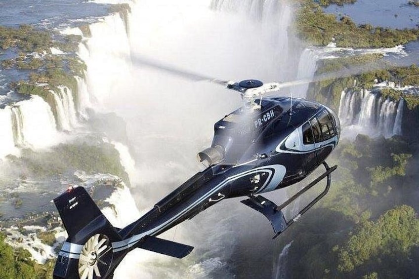 Un helicóptero sobre un cascada. 5