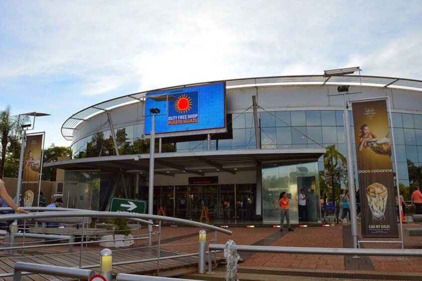 En modern byggnad med en skylt som visar att det är en taxfreebutik, Puerto Iguazú. 4