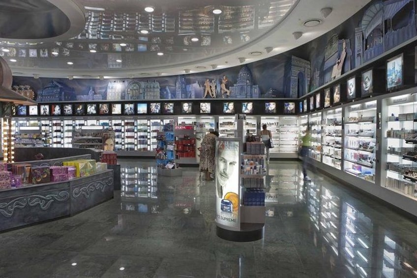 Een moderne winkel met een gebogen plafond en stadsgezichtsmural. 5