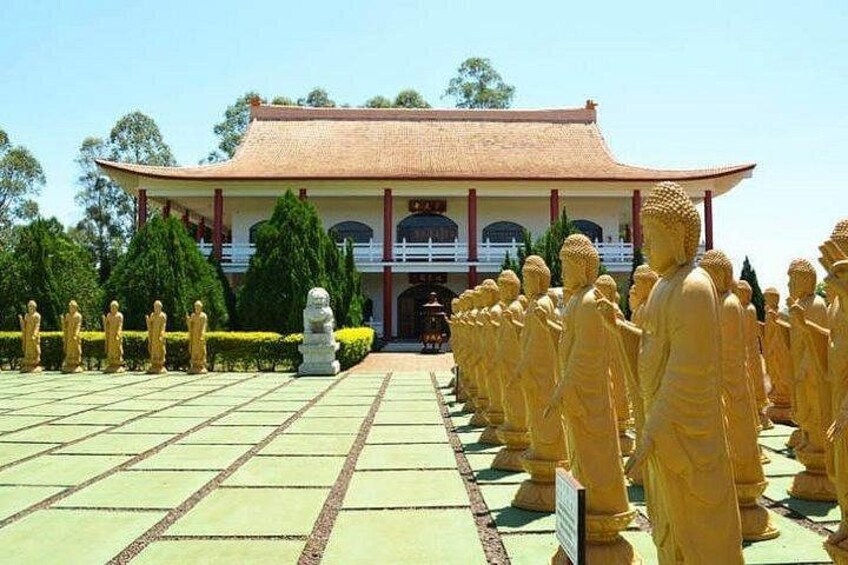 Un templo con una hilera de estatuas doradas al frente. 1