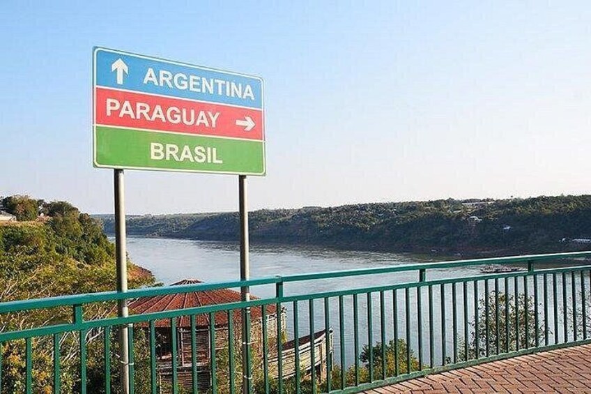 Un cartel con indicaciones hacia Argentina, Paraguay y Brasil. 4