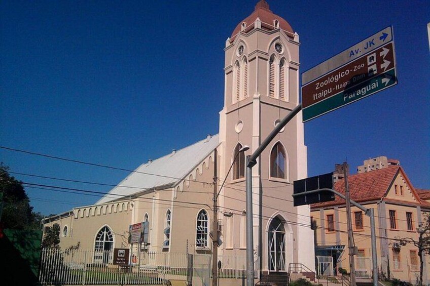 Une église dotée d’un clocher, un panneau de signalisation et une clôture. 5