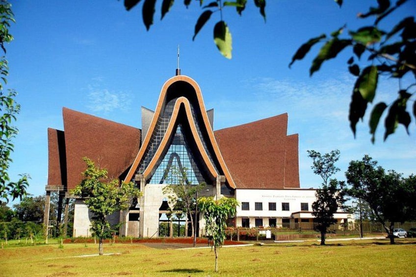 Un bâtiment moderne doté d’un toit incurvé original et de grandes fenêtres. 4