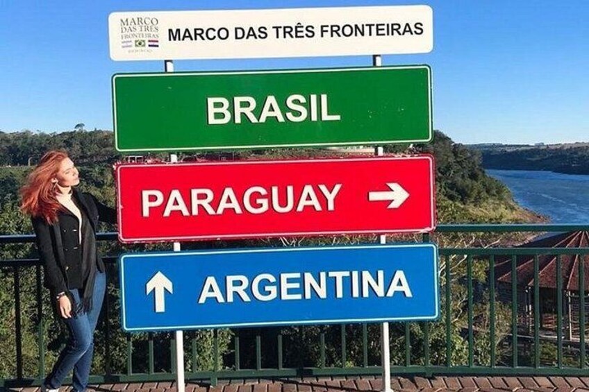 Un cartel con indicaciones hacia Brasil, Paraguay y Argentina. 3