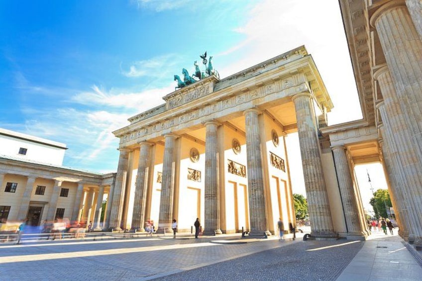 La Puerta de Brandeburgo en Berlín, rodeada de arquitectura clásica y un cielo despejado. 3