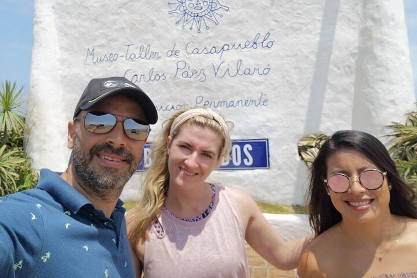 Un groupe de personnes posant devant une enseigne indiquant le « Museo-Taller de Carlos Pais Vilaro ». 2