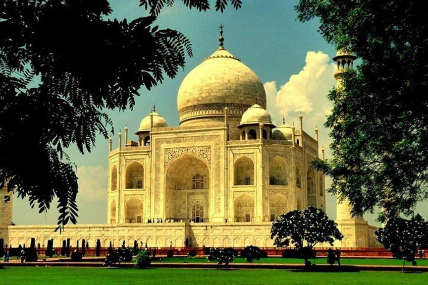 De Taj Mahal met zijn grote centrale koepel, vier minaretten en omliggende tuinen. 3