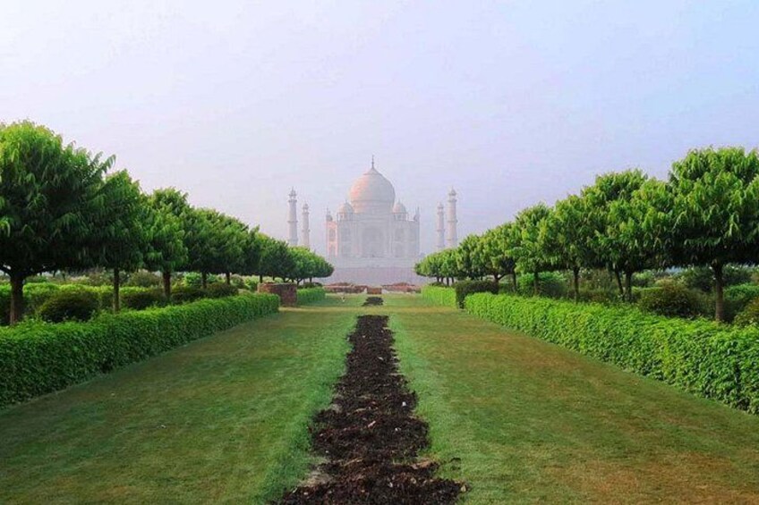 De Taj Mahal met een symmetrische tuin en een pad dat erheen leidt. 5