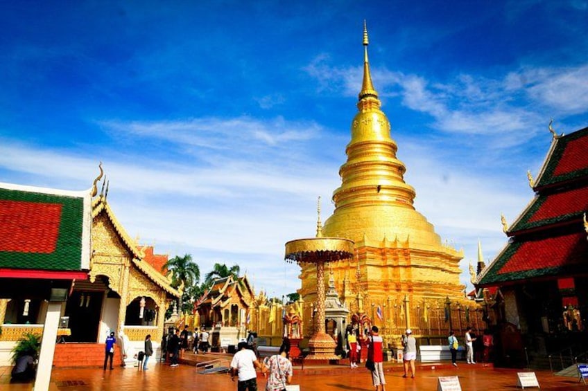 En stor, gyllene stupa omgiven av traditionell arkitektur. 5