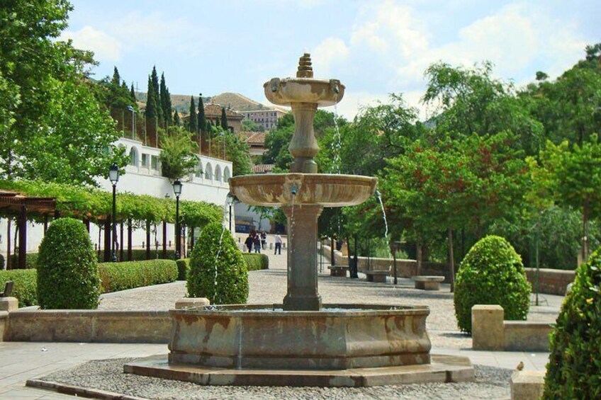 Alhambra Tickets and Albaicin Private Tour