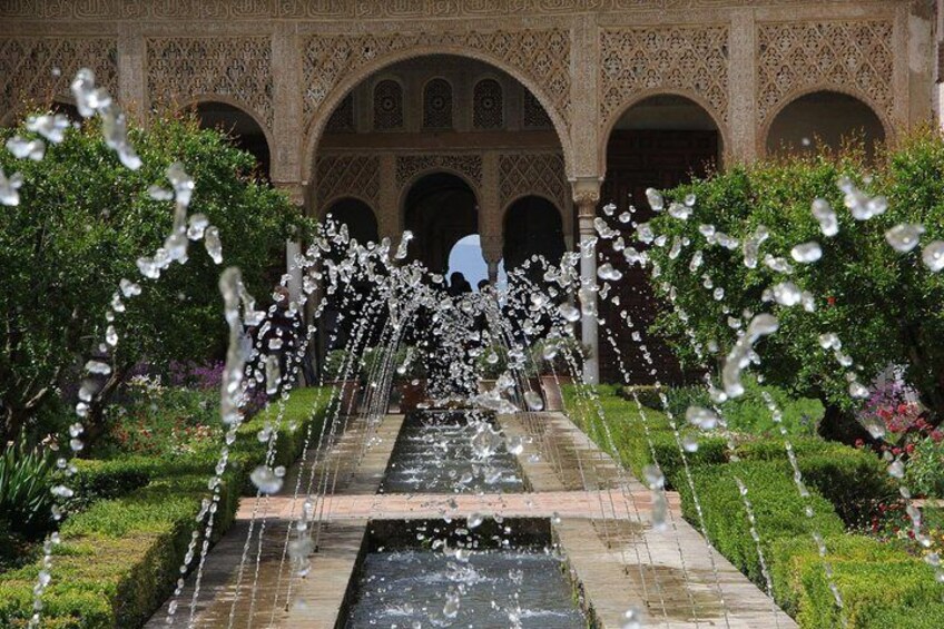 Alhambra Tickets and Albaicin Private Tour