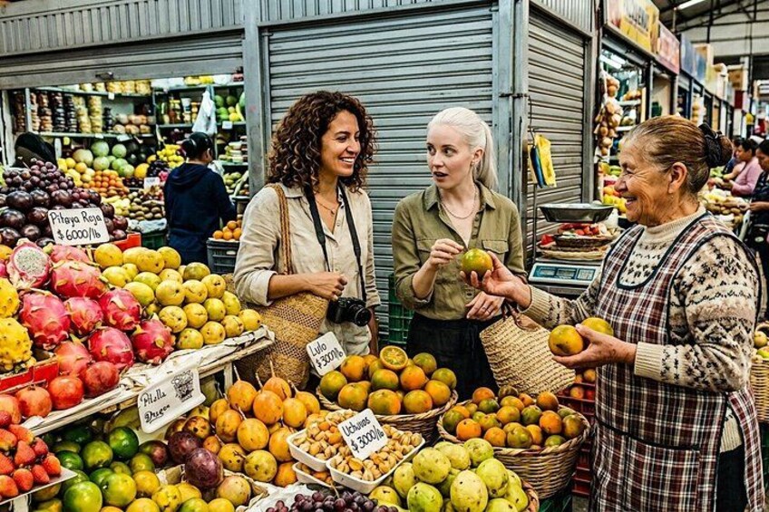 Een markt met fruit, waar verschillende soorten fruit te zien zijn en mensen aan het winkelen zijn. 2