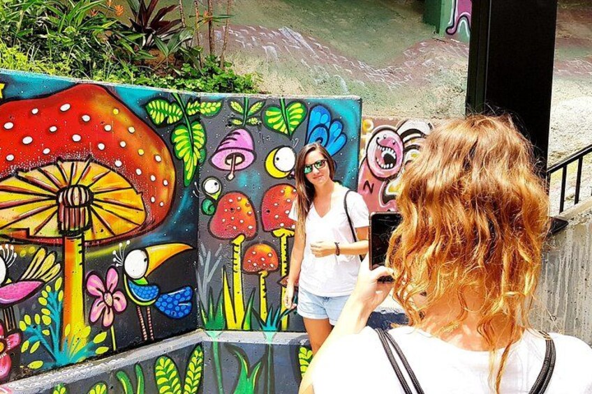 Comuna 13 Graffiti Tour with Local snacks 2