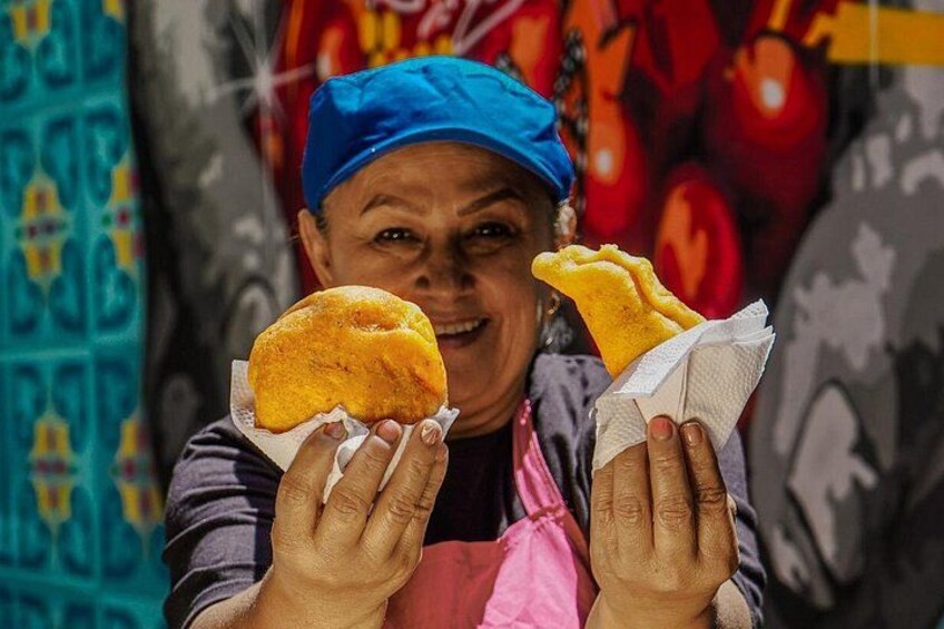 Comuna 13 Graffiti Tour with Local snacks 3