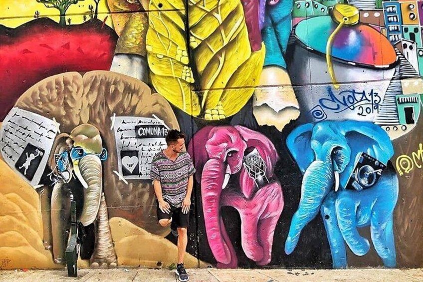 Comuna 13 Graffiti Tour with Local snacks 2
