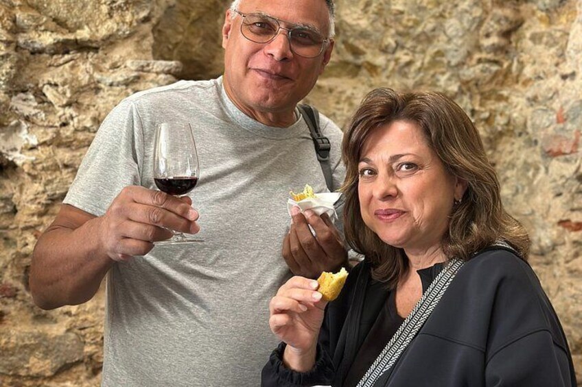 Un homme et une femme tenant un verre de vin rouge et un morceau de pain. 2