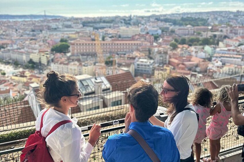 Un gruppo di persone su una terrazza panoramica che si affaccia su una città. 2
