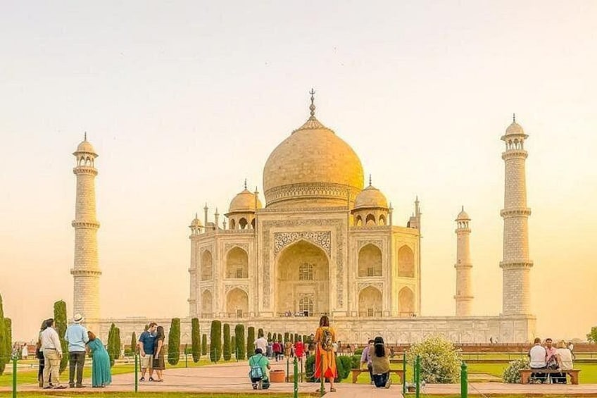 The Taj Mahal with four minarets and a large central dome. 2