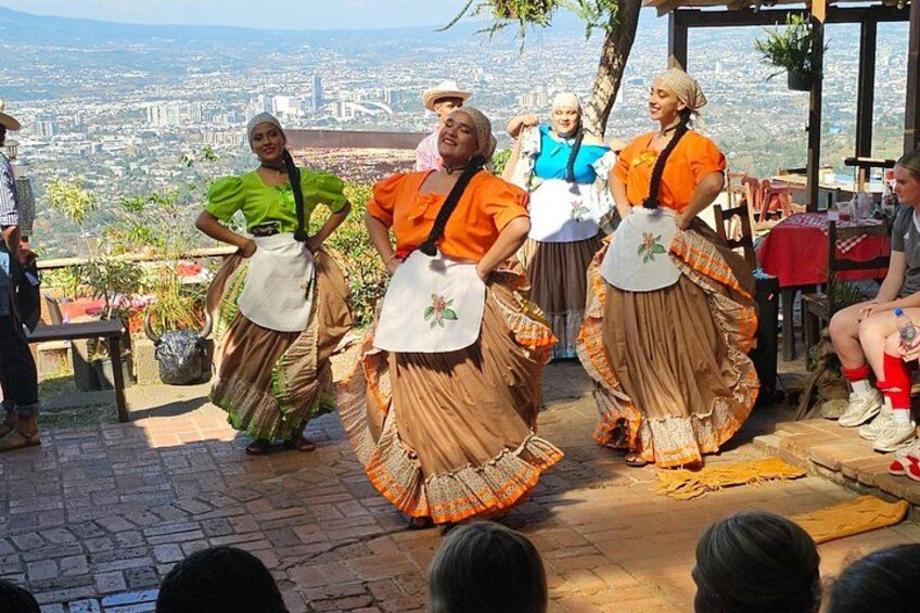 Dinner + Typical dance show at the best viewpoint in San José 4