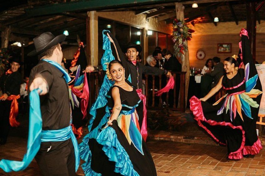 Dinner + Typical dance show at the best viewpoint in San José 1