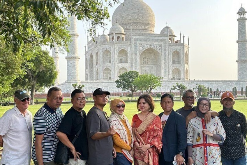 Un grupo de personas frente al Taj Mahal. 2