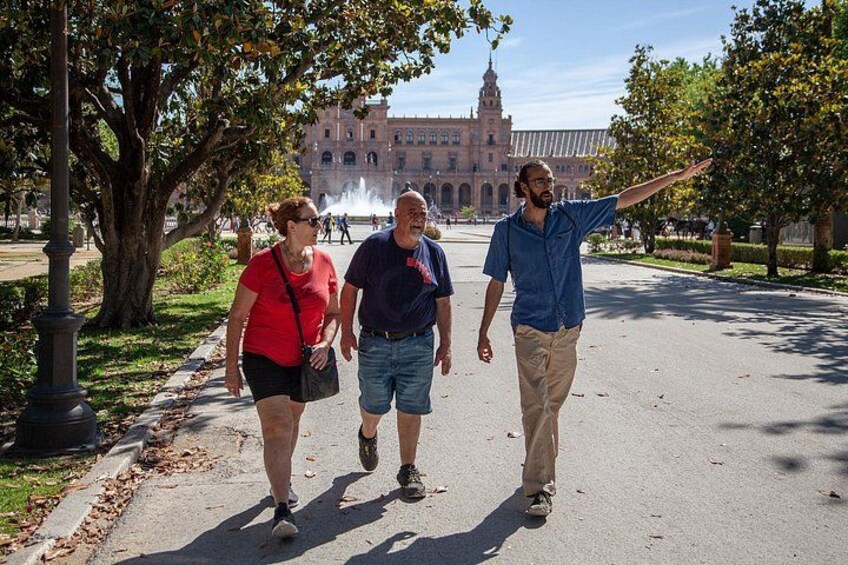 Walking tour through the monumental and historical area of Seville 4