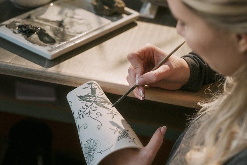 Eine Person zeichnet mit einem Bleistift auf einer Karte. 1