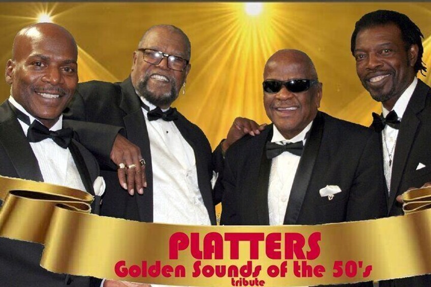 Cuatro hombres con esmóquines sostienen un cartel que dice 'PLATTERS Golden Sounds of the 50's Tribute'. 5