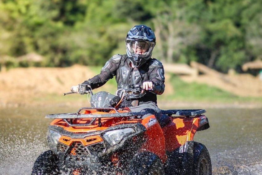 Iemand rijdt op een quad over het water. 3