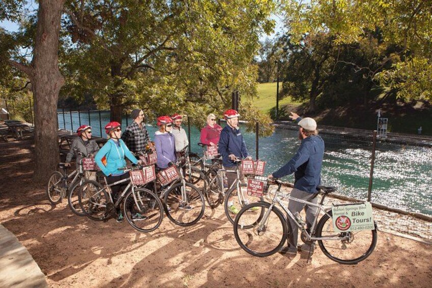 Un groupe de cyclistes, leurs vélos garés près d’un lac. 3