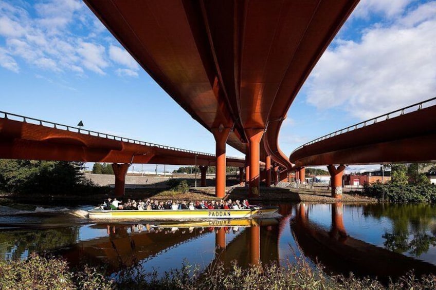 Une rivière sous un pont, avec un bateau transportant des passagers. 3