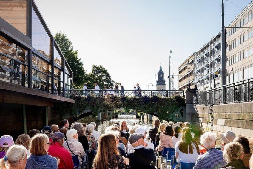 Une foule s’était rassemblée sur un pont enjambant un canal, avec des bâtiments et un beffroi en arrière-plan. 4