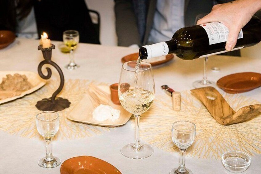 Weißwein wird in ein Glas eingeschenkt. 2